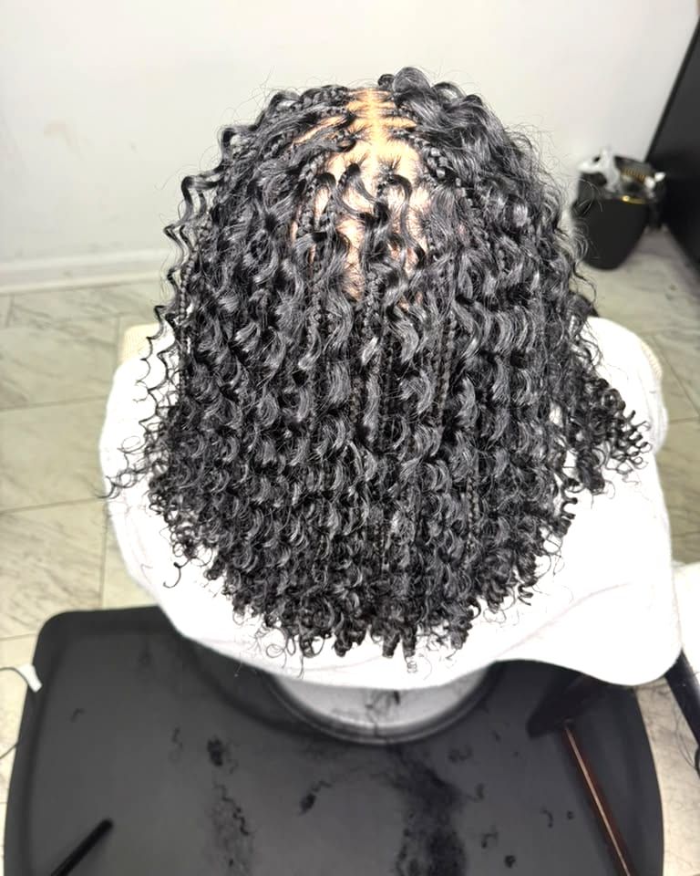 Shoulder-length bohemian knotless braids