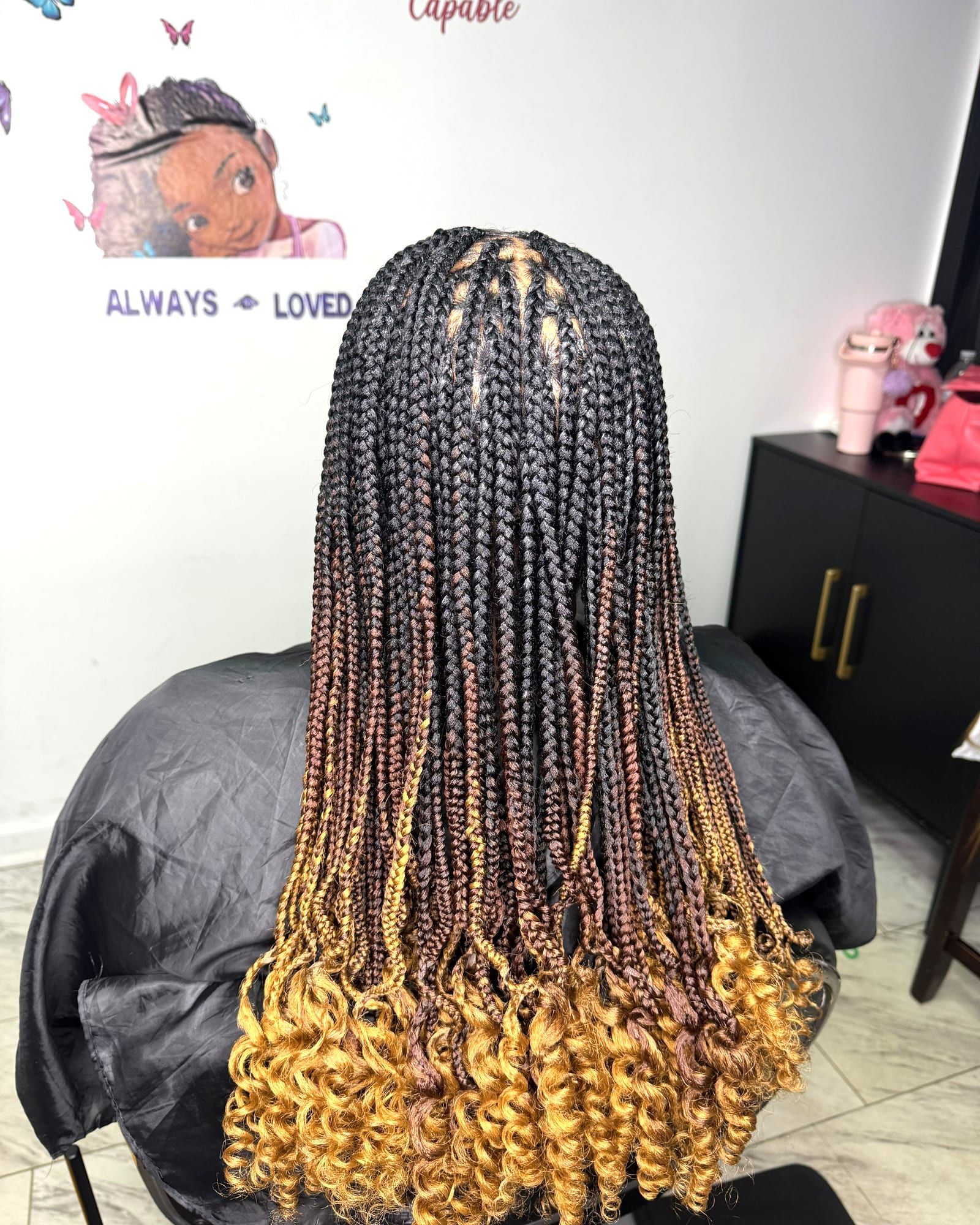 Black-to-gold ombré knotless braids with curls